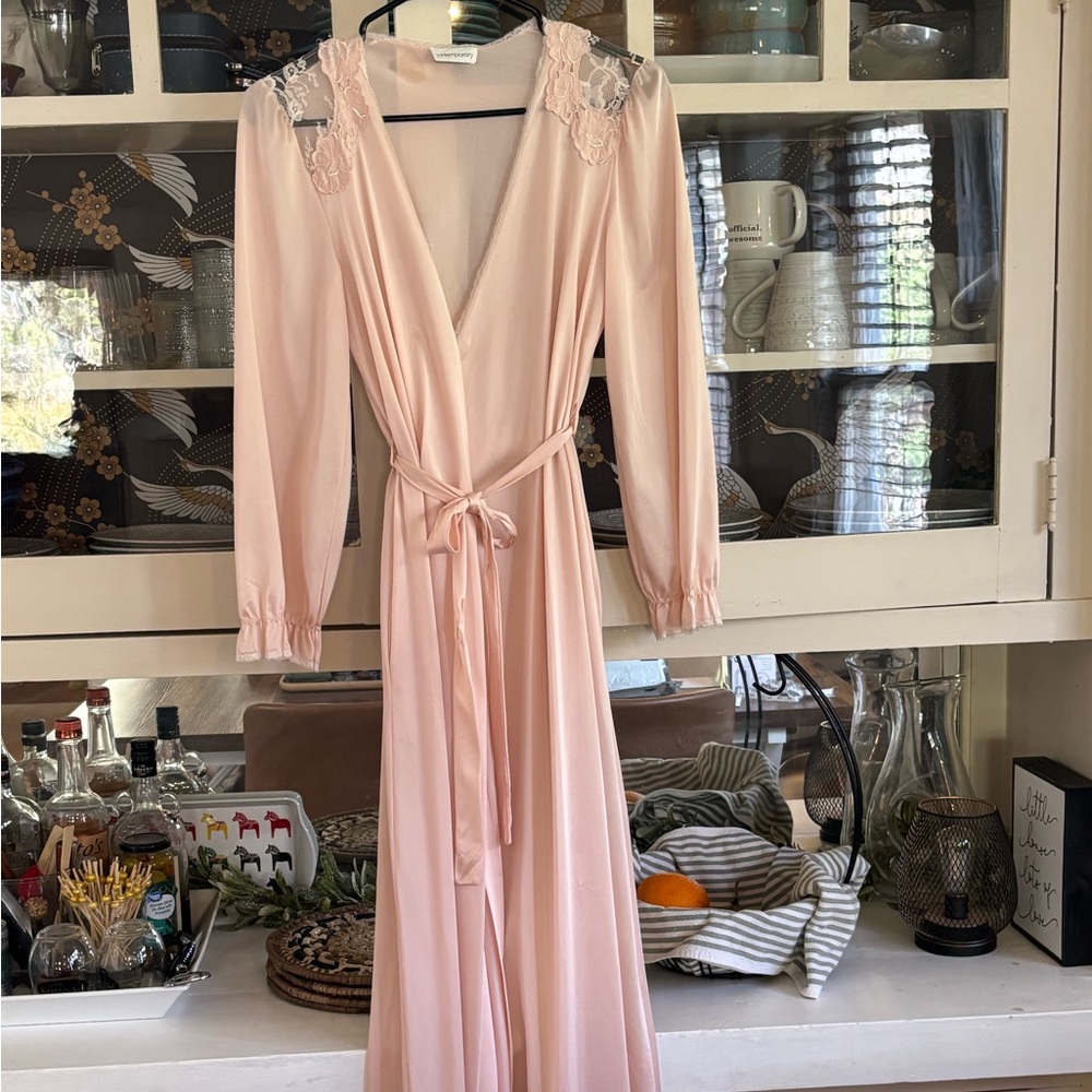 Vtg 70s blush pink nylon & lace long robe Sz Sm